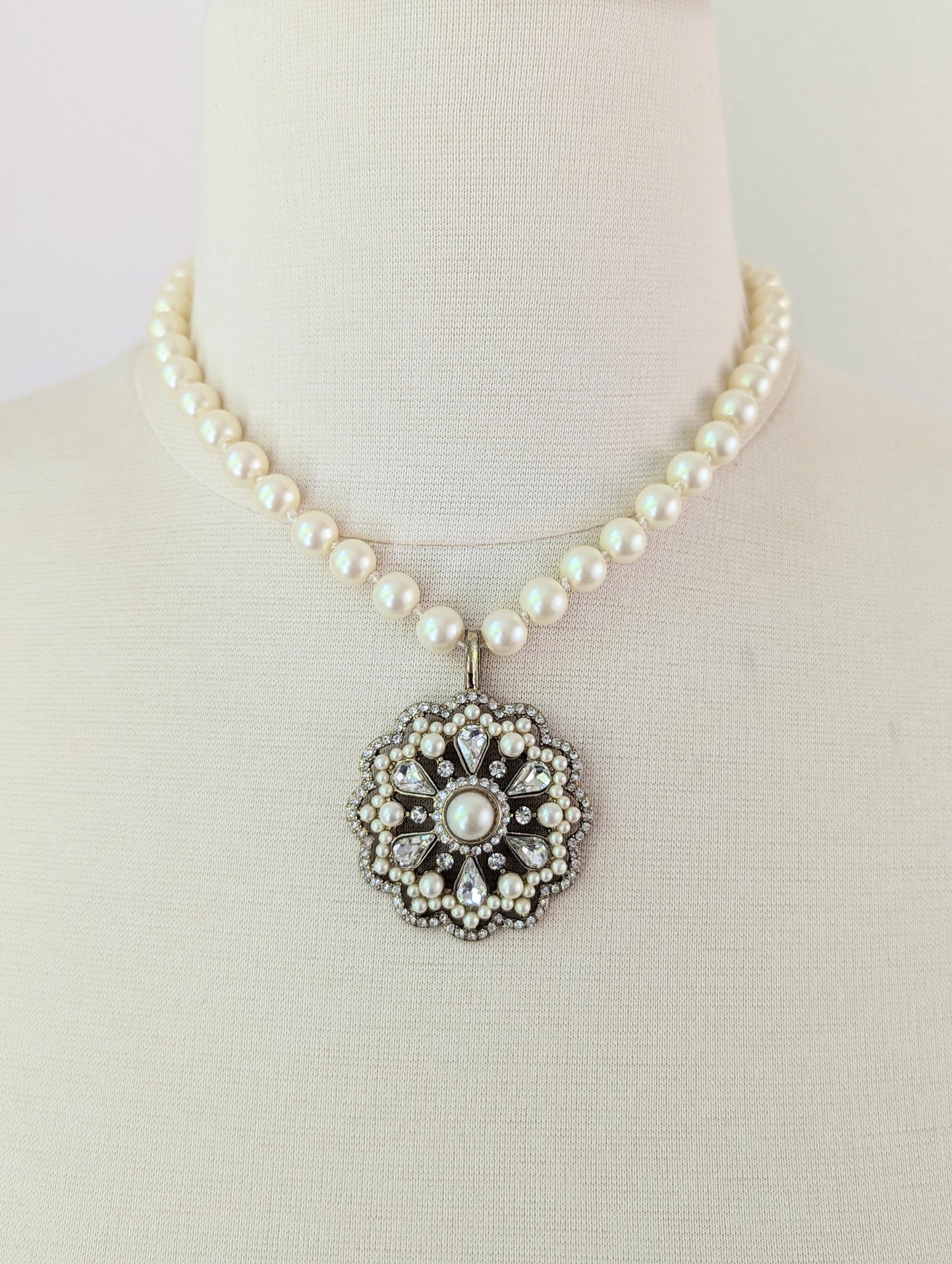 Pearl Necklace With Solitary Pendant