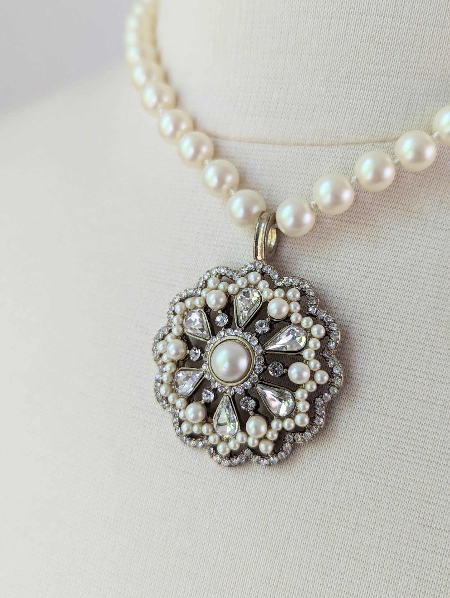 Pearl Necklace With Solitary Pendant