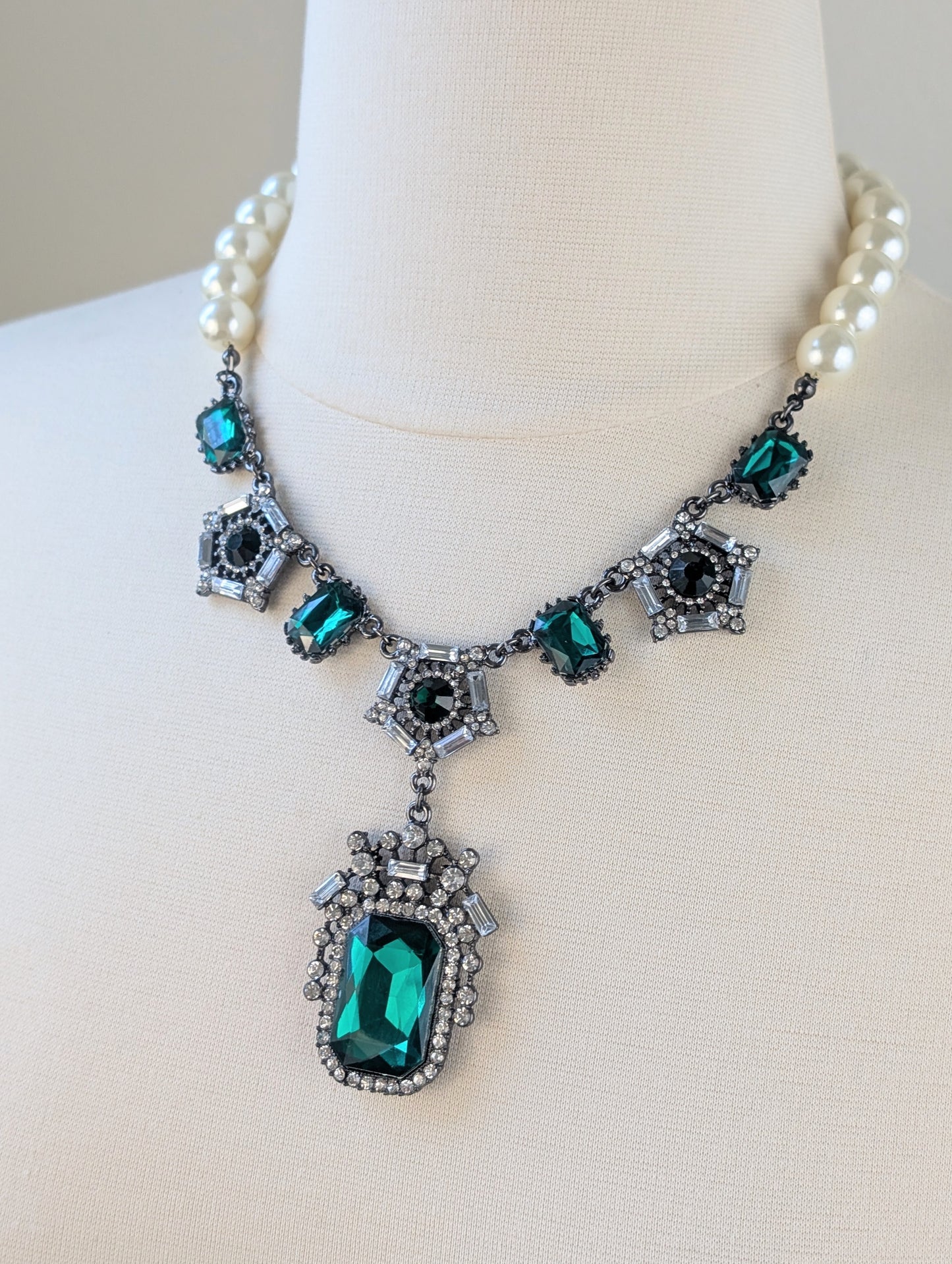 Emerald Green Victorian Style Necklace